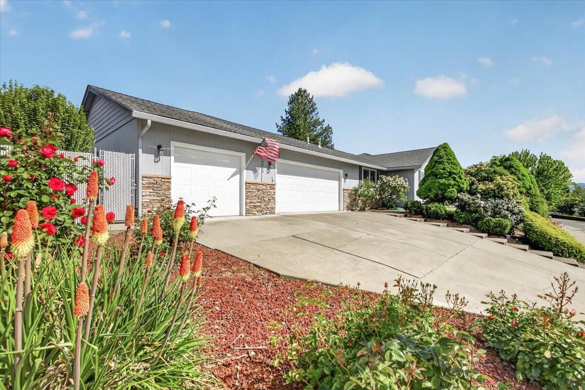 Photo of 2390 Fairfield 2 of 29
