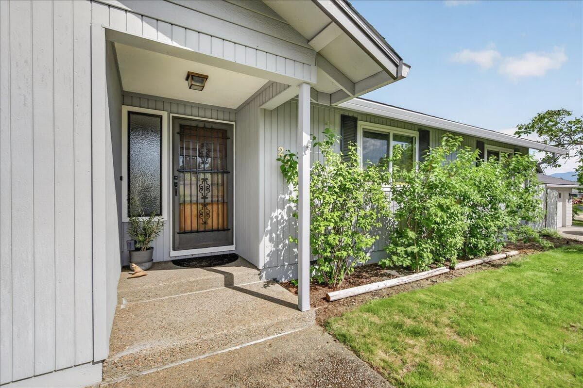 Photo of 2390 Fairfield 3 of 29