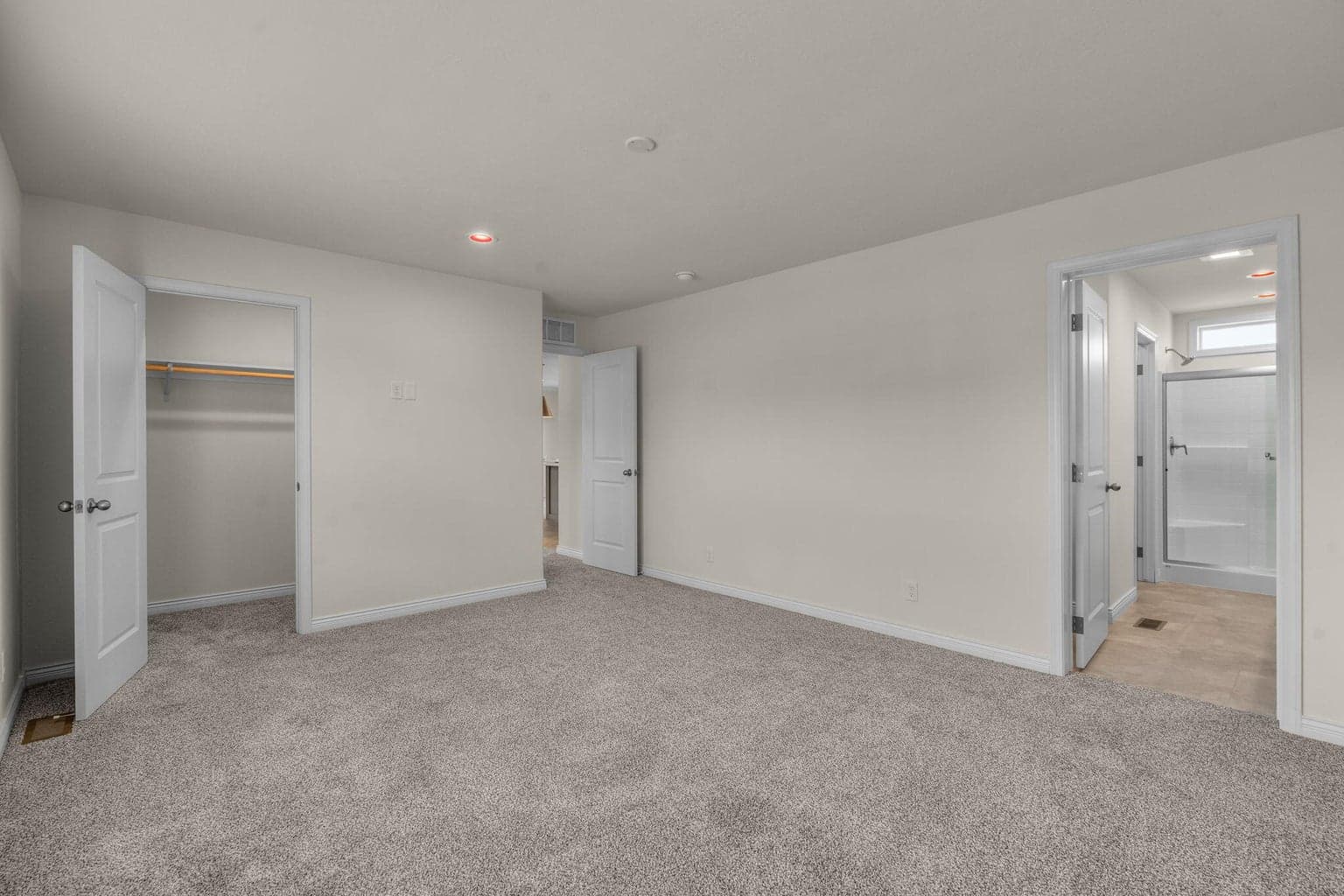 Primary Suite w/walk in large closet
