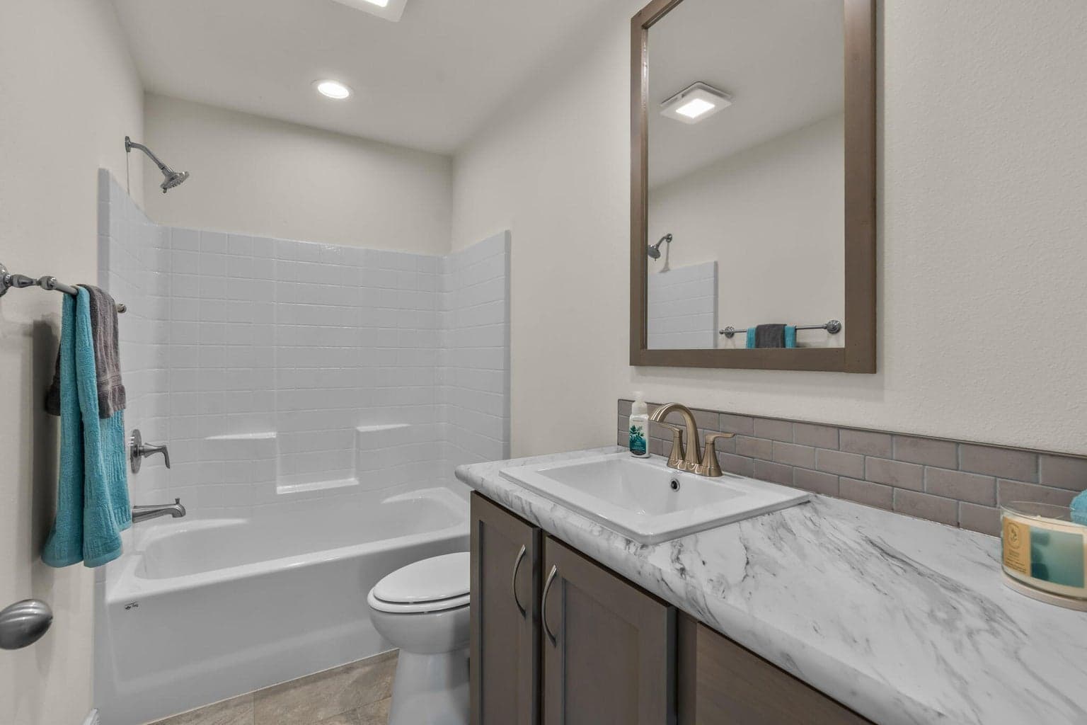 Guest bath tub/shower combo