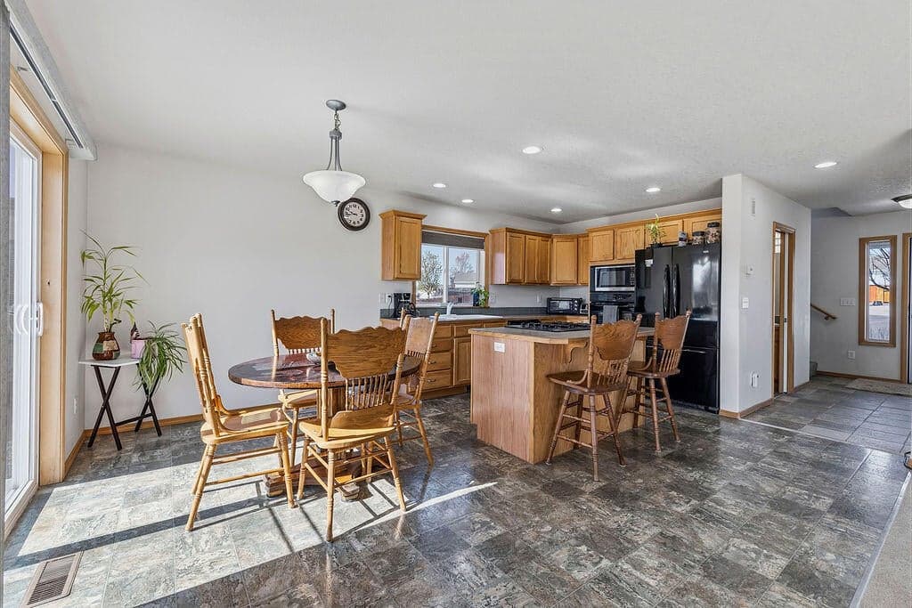 Photo of 792 NE Robin Place 16 of 31