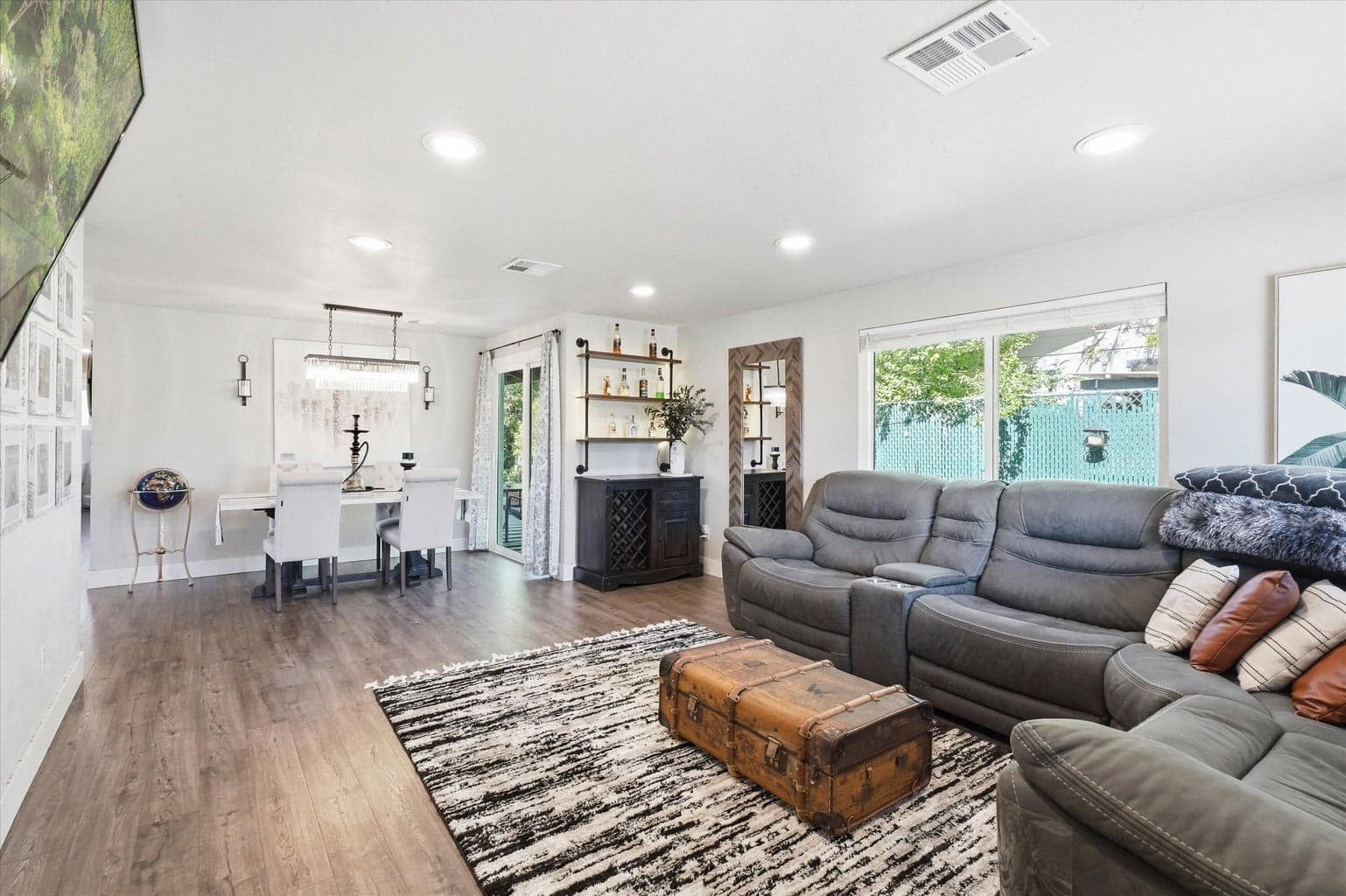 Photo of 675 Berrydale 5 of 38