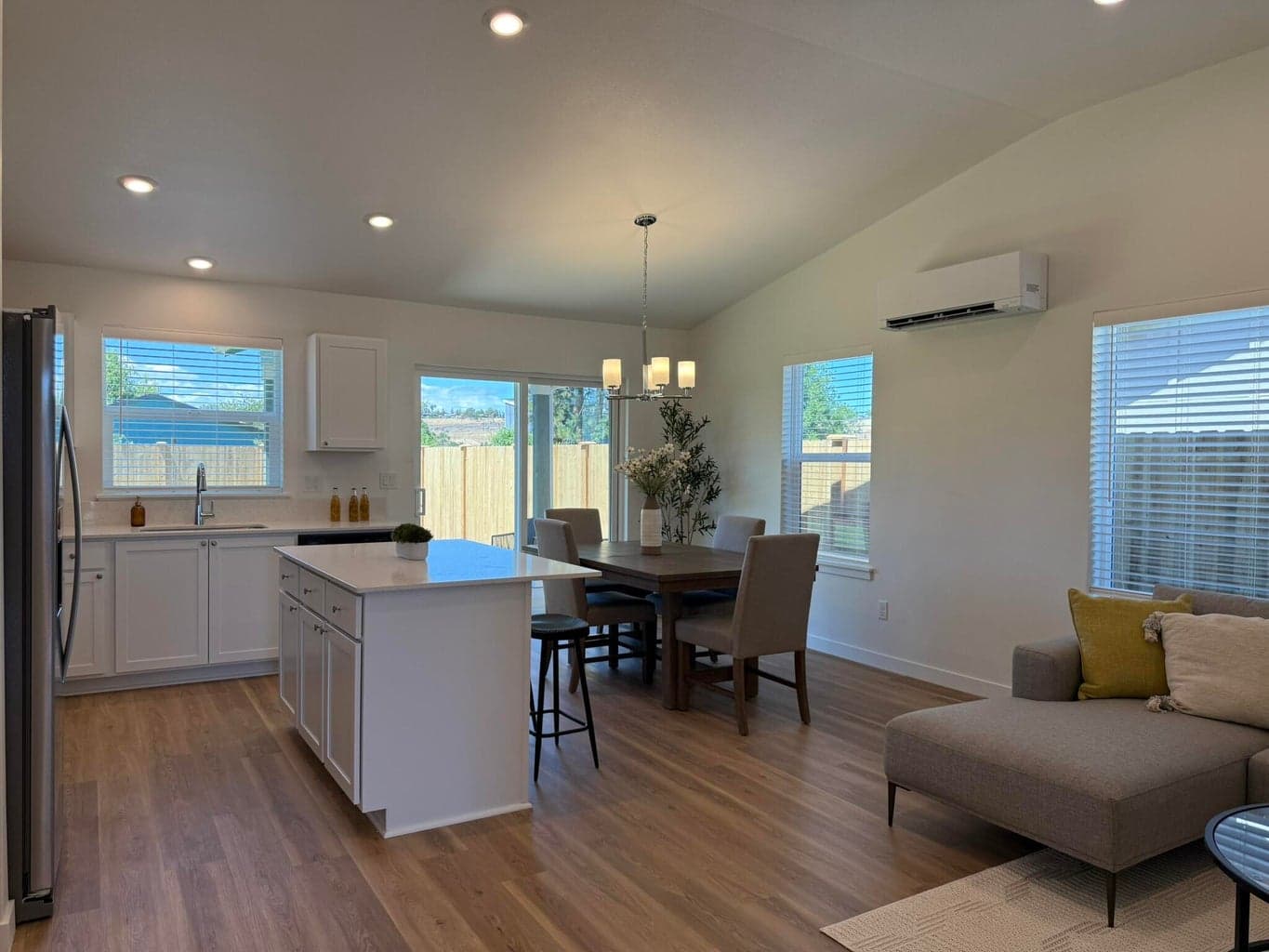 Photo of 587 Mitchell 3 of 17