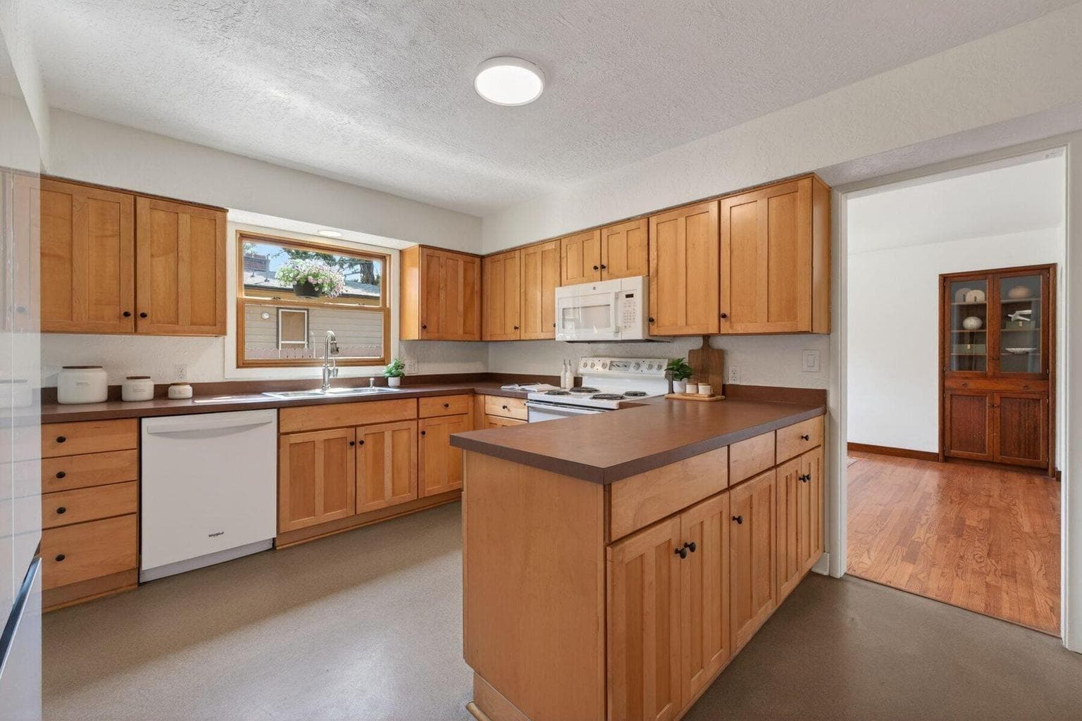 Photo of 714 NE 10th Street 10 of 49