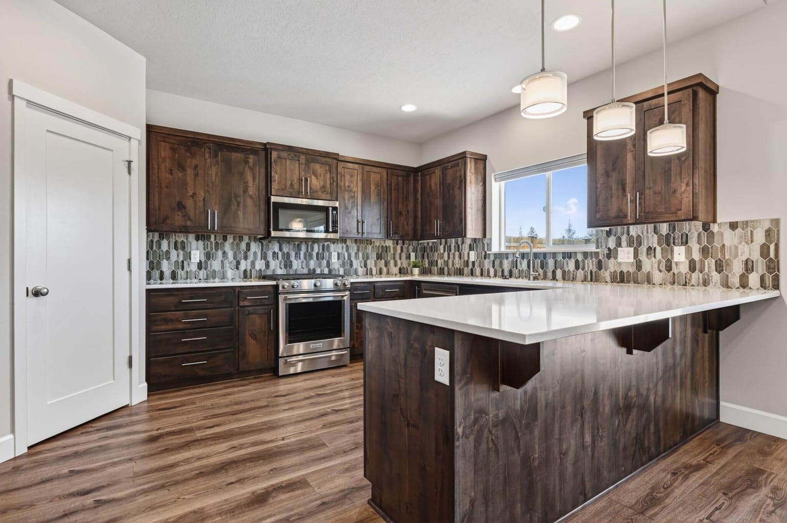 Photo of 4946 Zenith 2 of 34