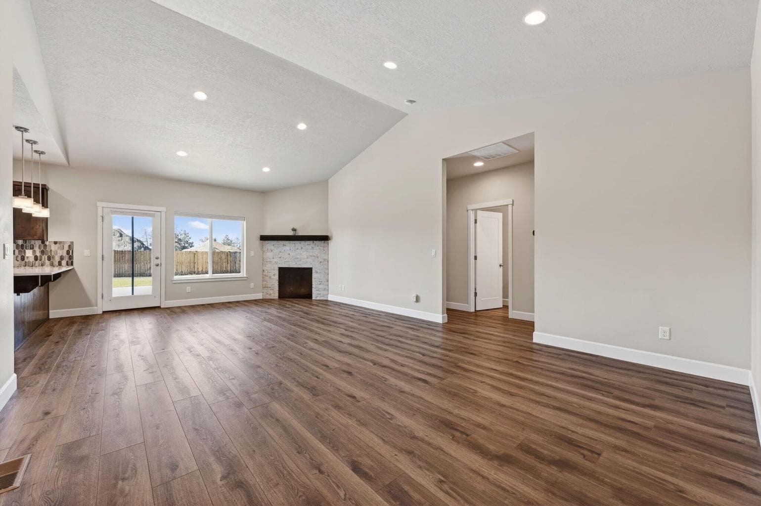 Photo of 4946 SW Zenith Avenue 6 of 34