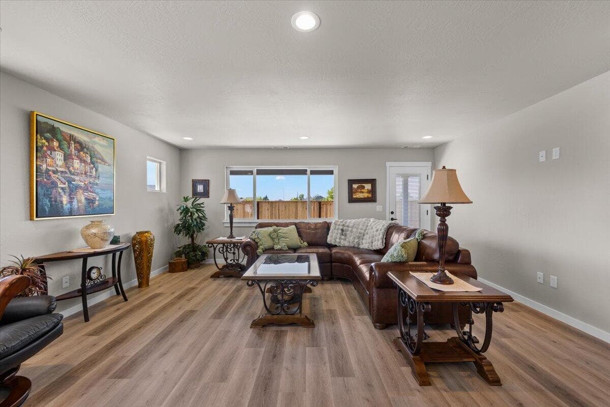 Photo of 7901 Alyce Mae 5 of 28