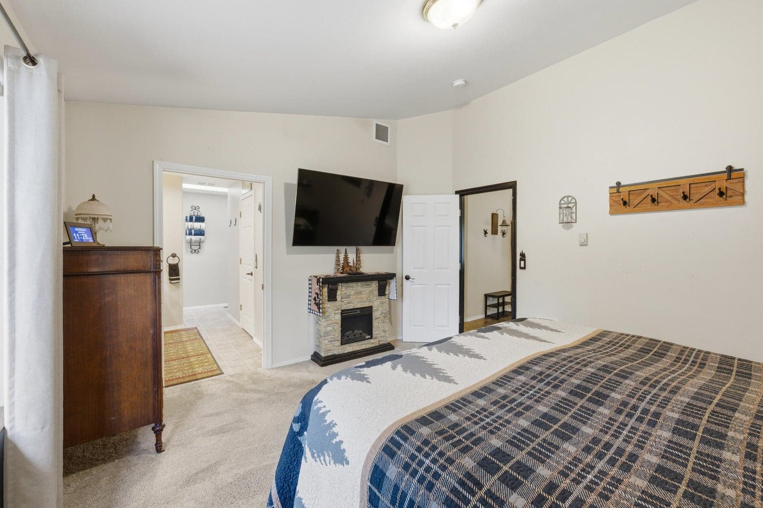 Primary Bed with En Suite Bath