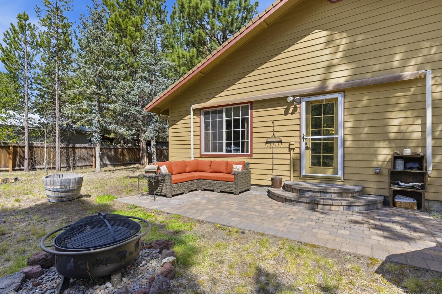 Side Patio off Kitchen, Great for Entertainment/BBQs
