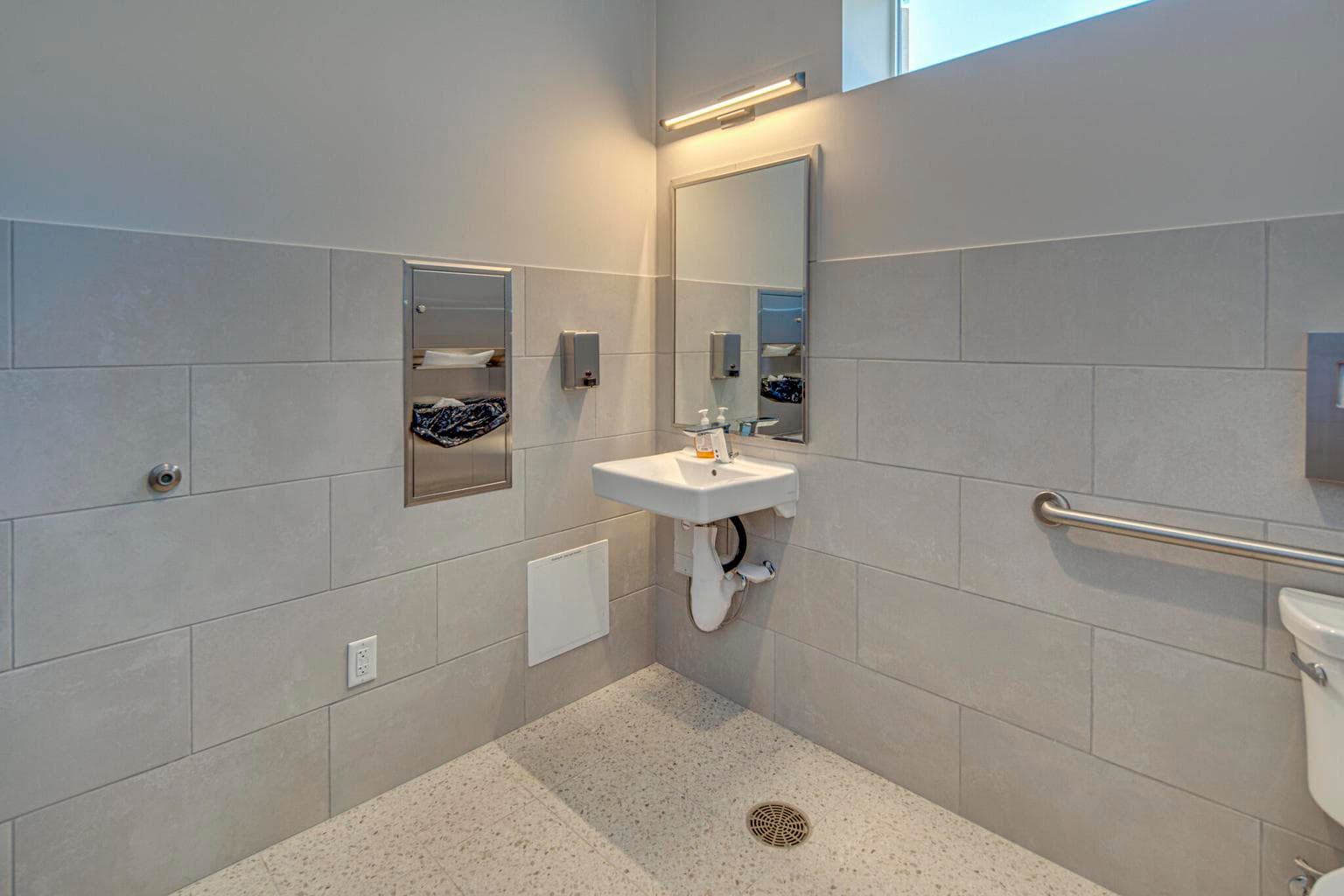 Restrooms with showers to rinse off after a work out or before you get into the pool.