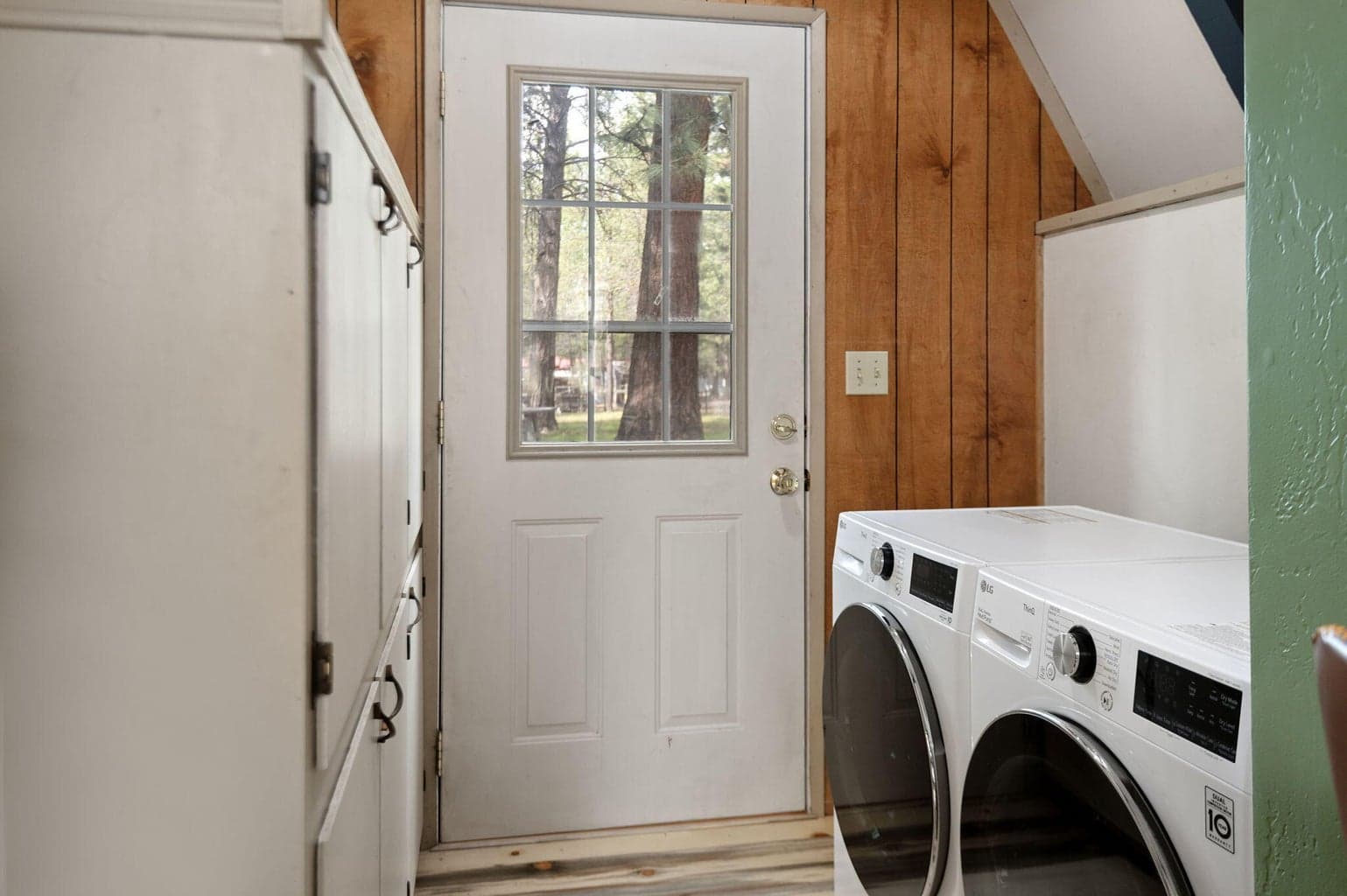 Photo of 15884 Yellowood Court 10 of 25