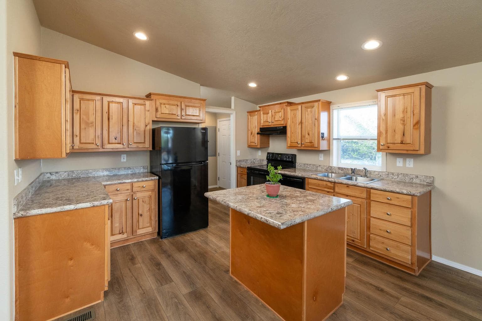 Photo of 472 SE 7th Street 7 of 20