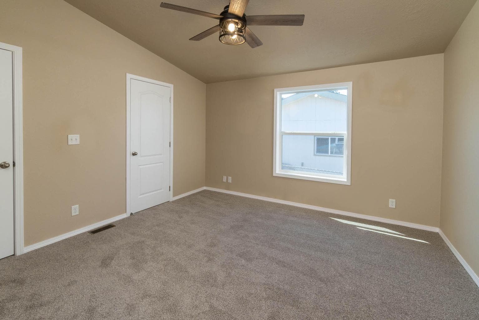 Photo of 472 SE 7th Street 13 of 20