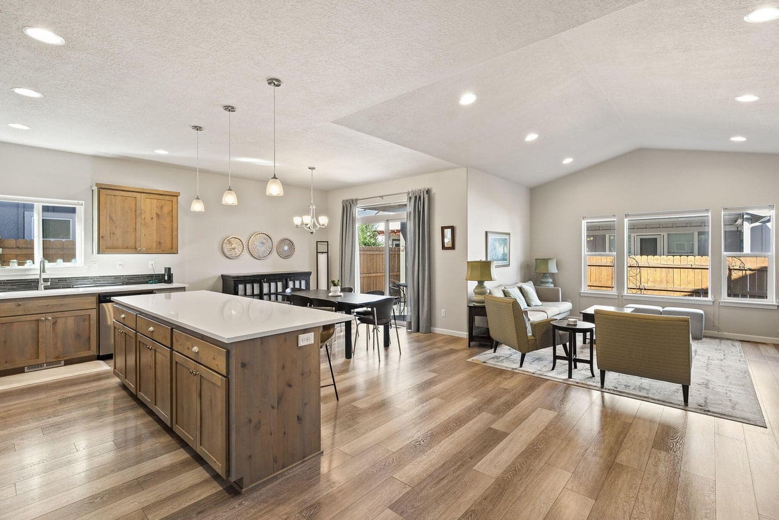 Photo of 2955 Greenwood 3 of 29
