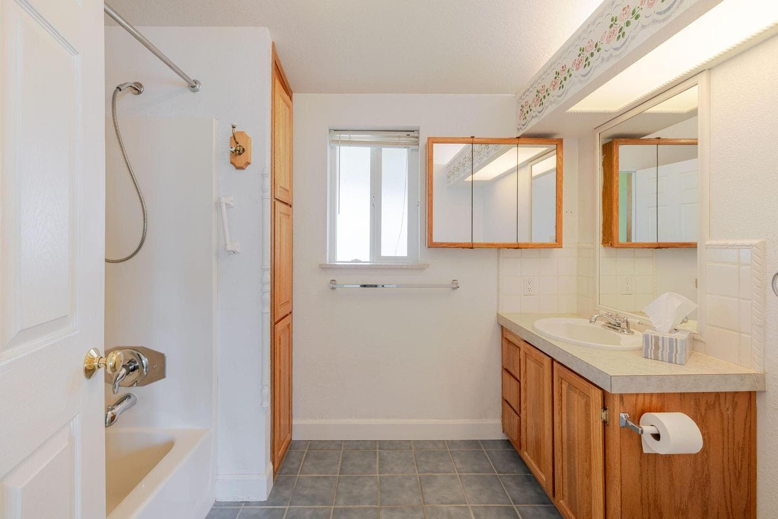 Photo of 1645 NE 6th Street 16 of 26