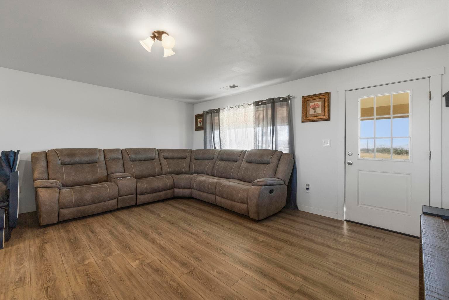 Photo of 23810 Gaines 5 of 28