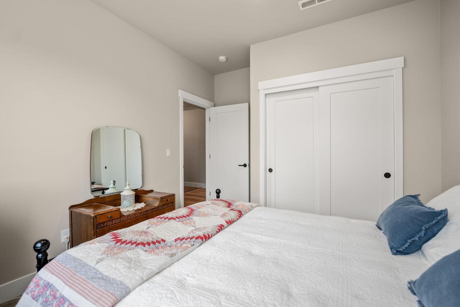 Photo of 1476 NE Rosemont Street 12 of 54
