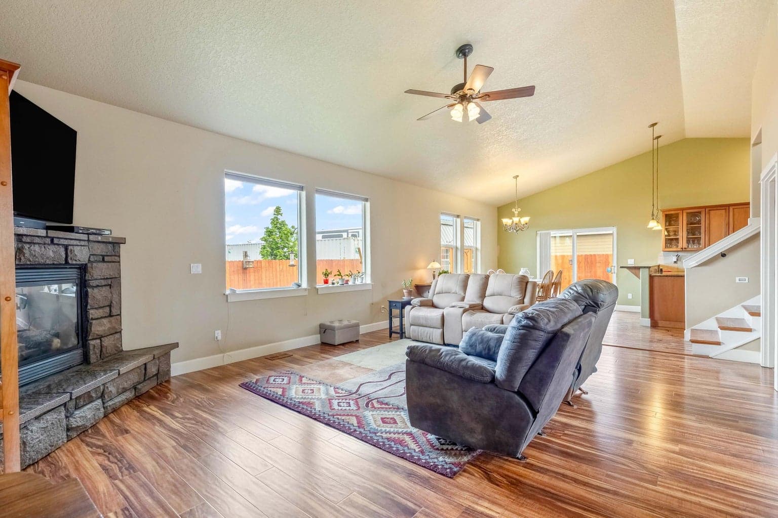 Photo of 570 Mountain Ridge 4 of 43