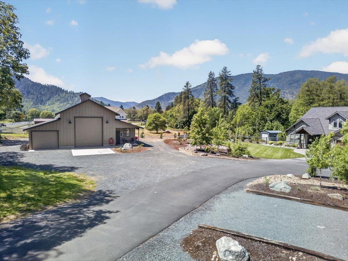 Photo of 469 Wards Creek 4 of 82