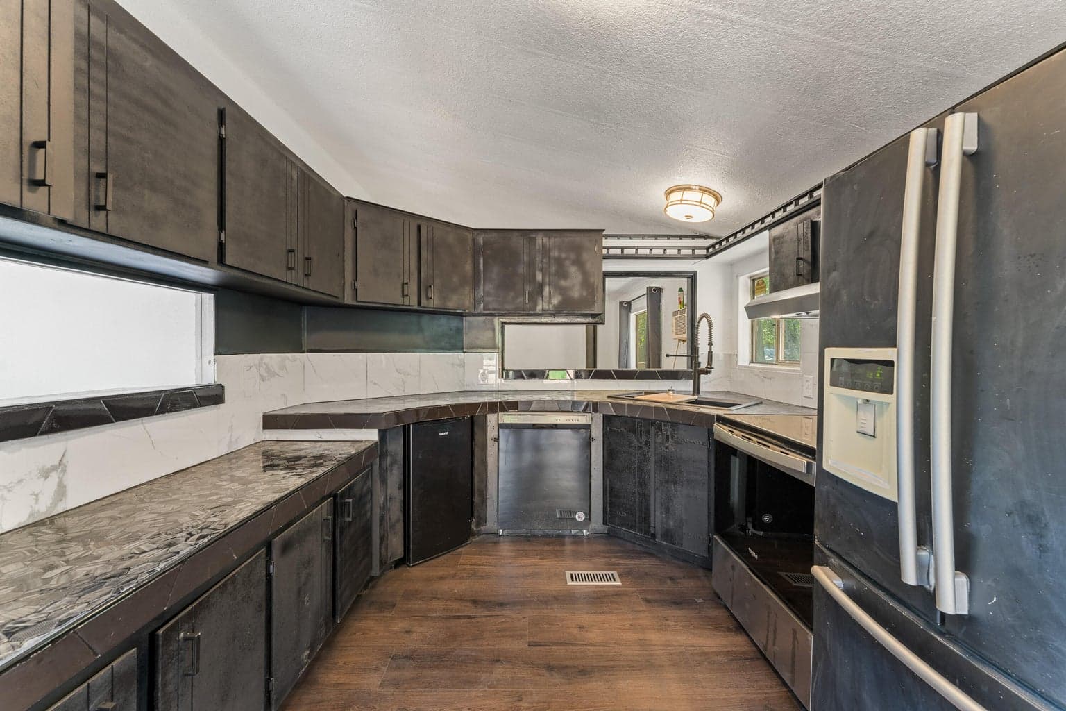Photo of 221 Hansen 3 of 41