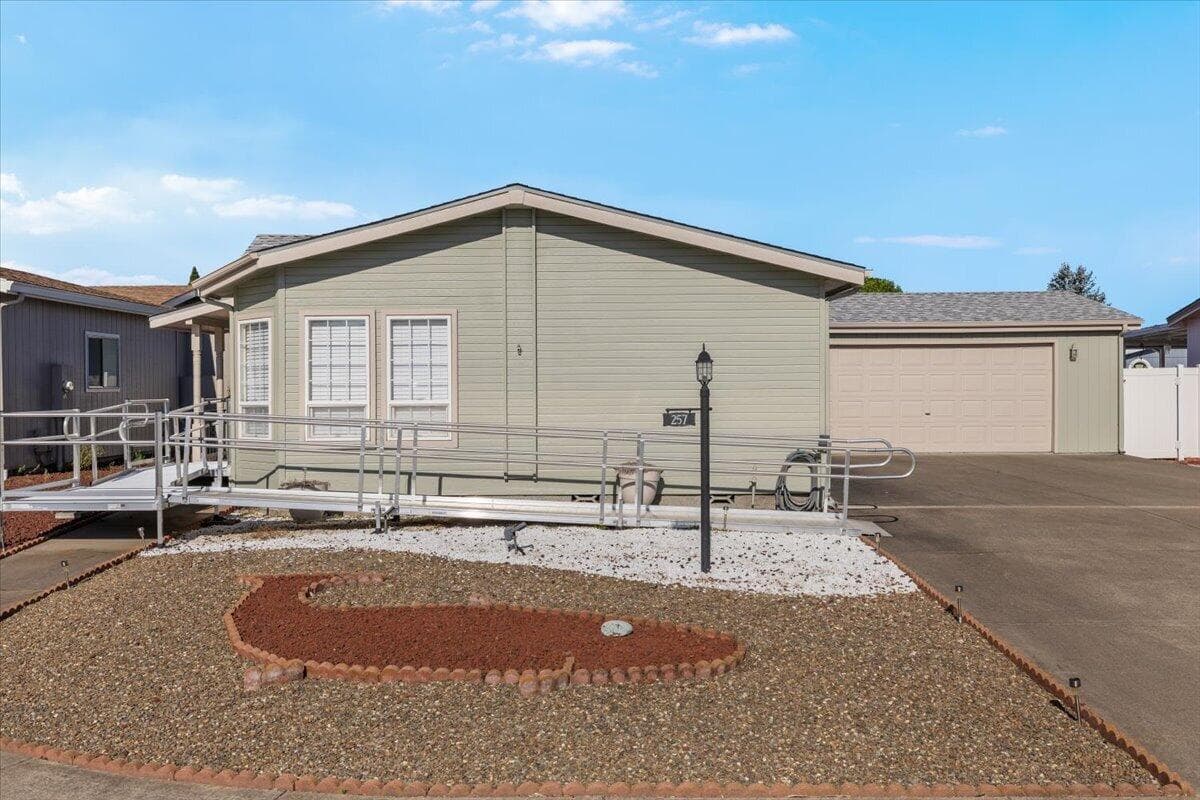 Photo of 555 Freeman 2 of 26