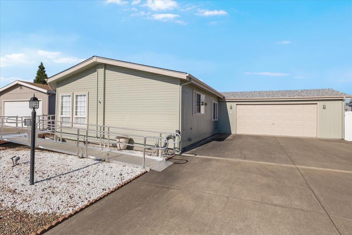Photo of 555 Freeman 3 of 26