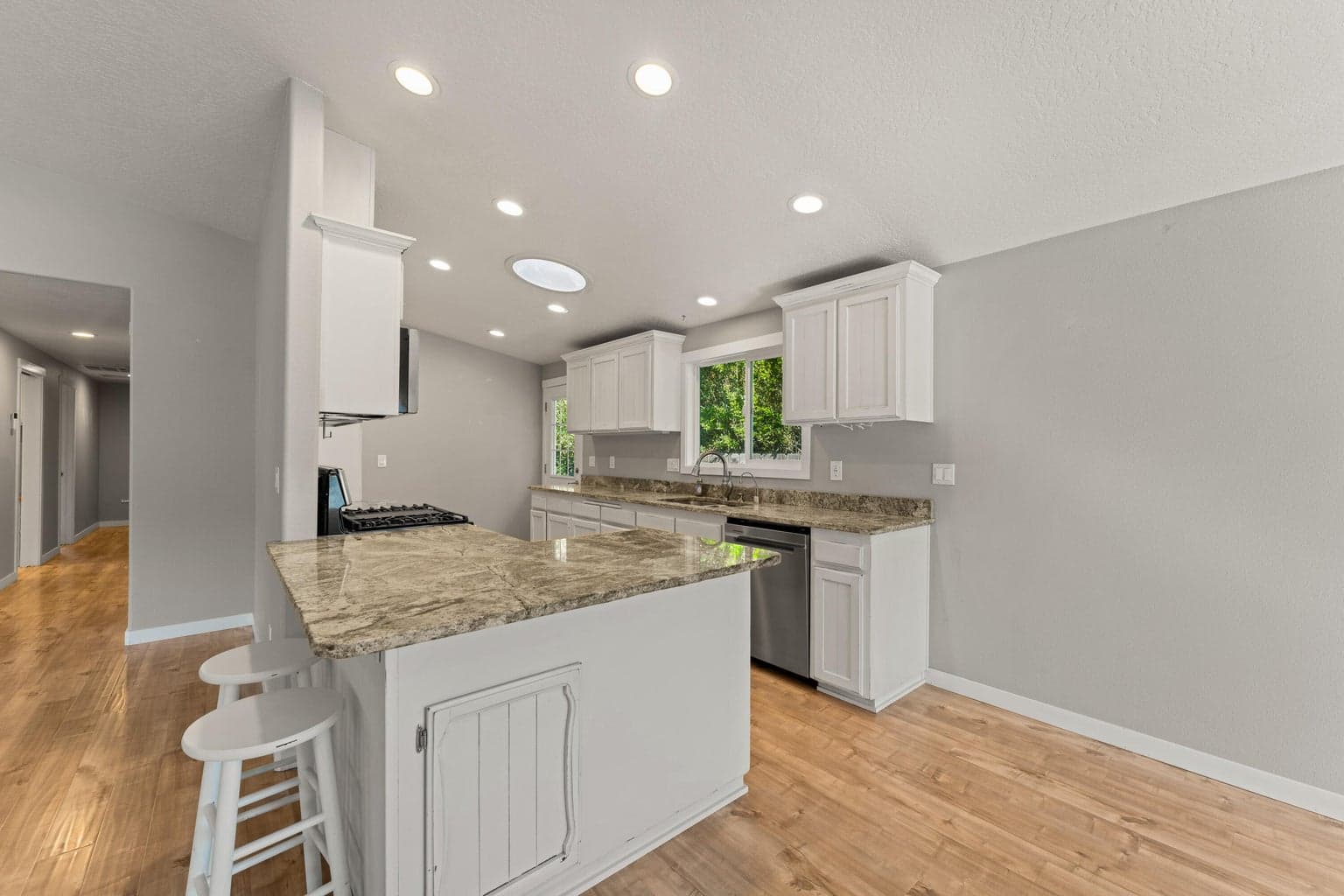 Photo of 2094 Montgomery 4 of 34