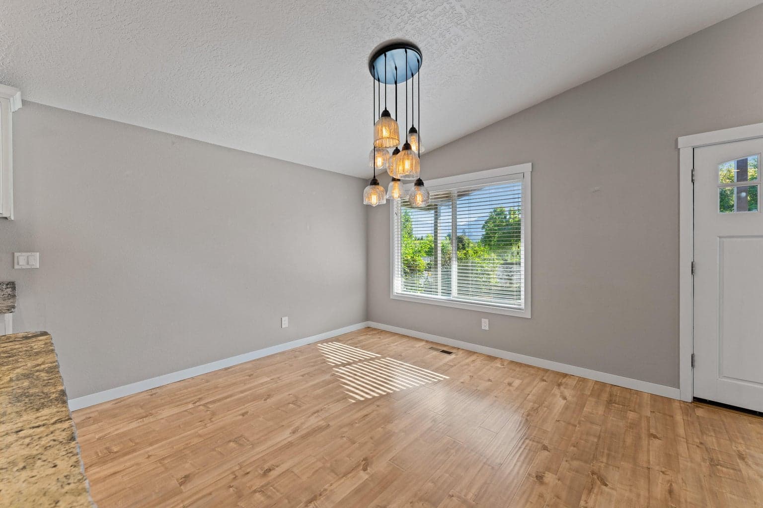 Photo of 2094 Montgomery 5 of 34