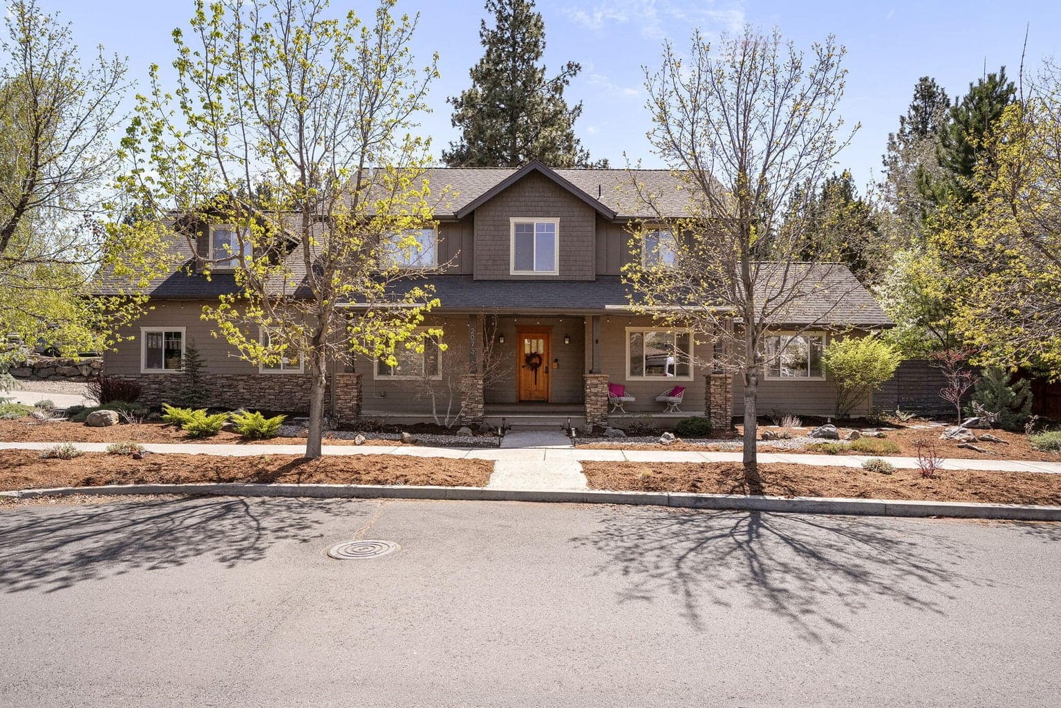 Photo of 2073 Shevlin Crest 1 of 37