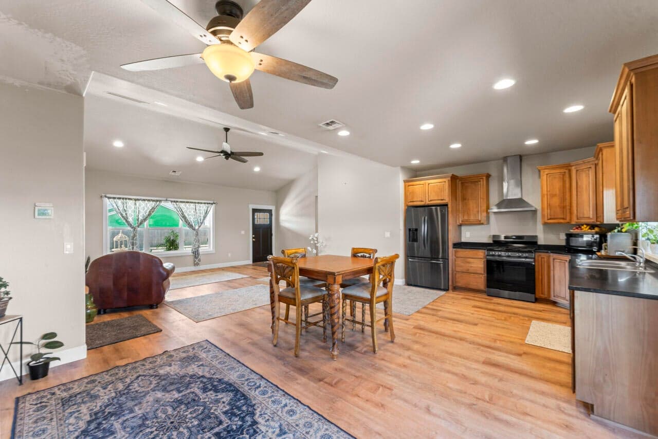 Photo of 412 Barnum 5 of 33