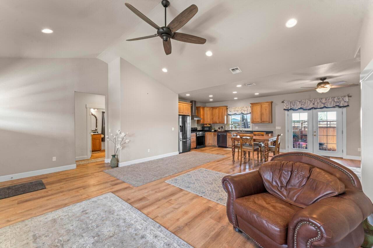 Photo of 412 Barnum 4 of 33