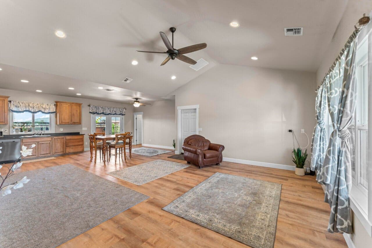Photo of 412 Barnum 3 of 33