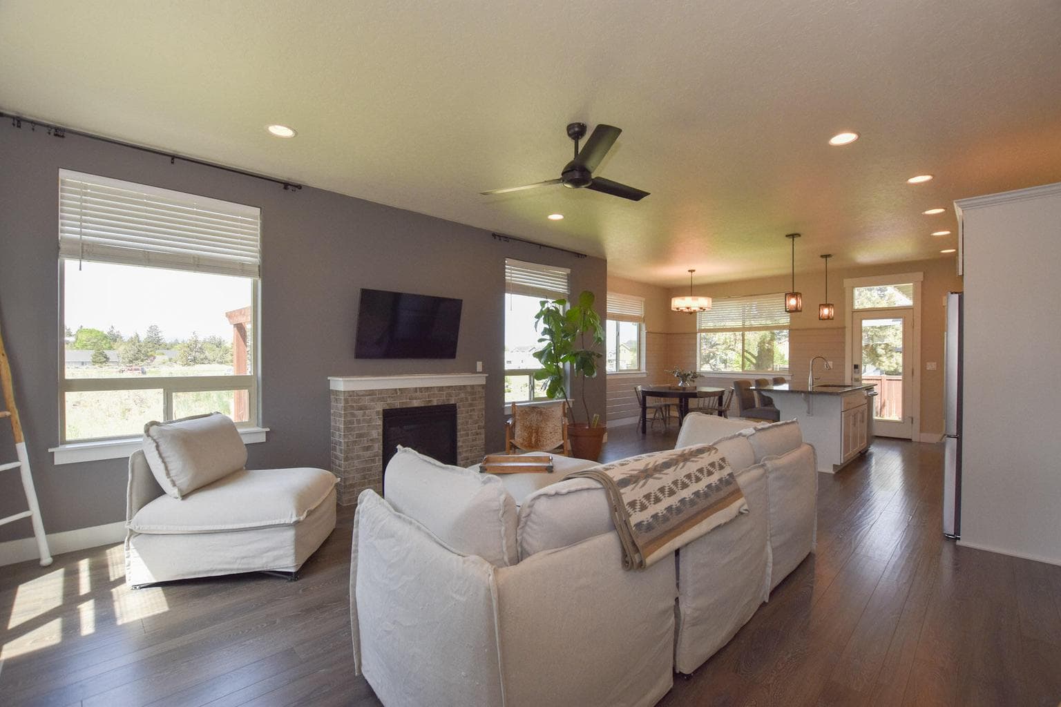 Photo of 21362 Bear Creek 5 of 43