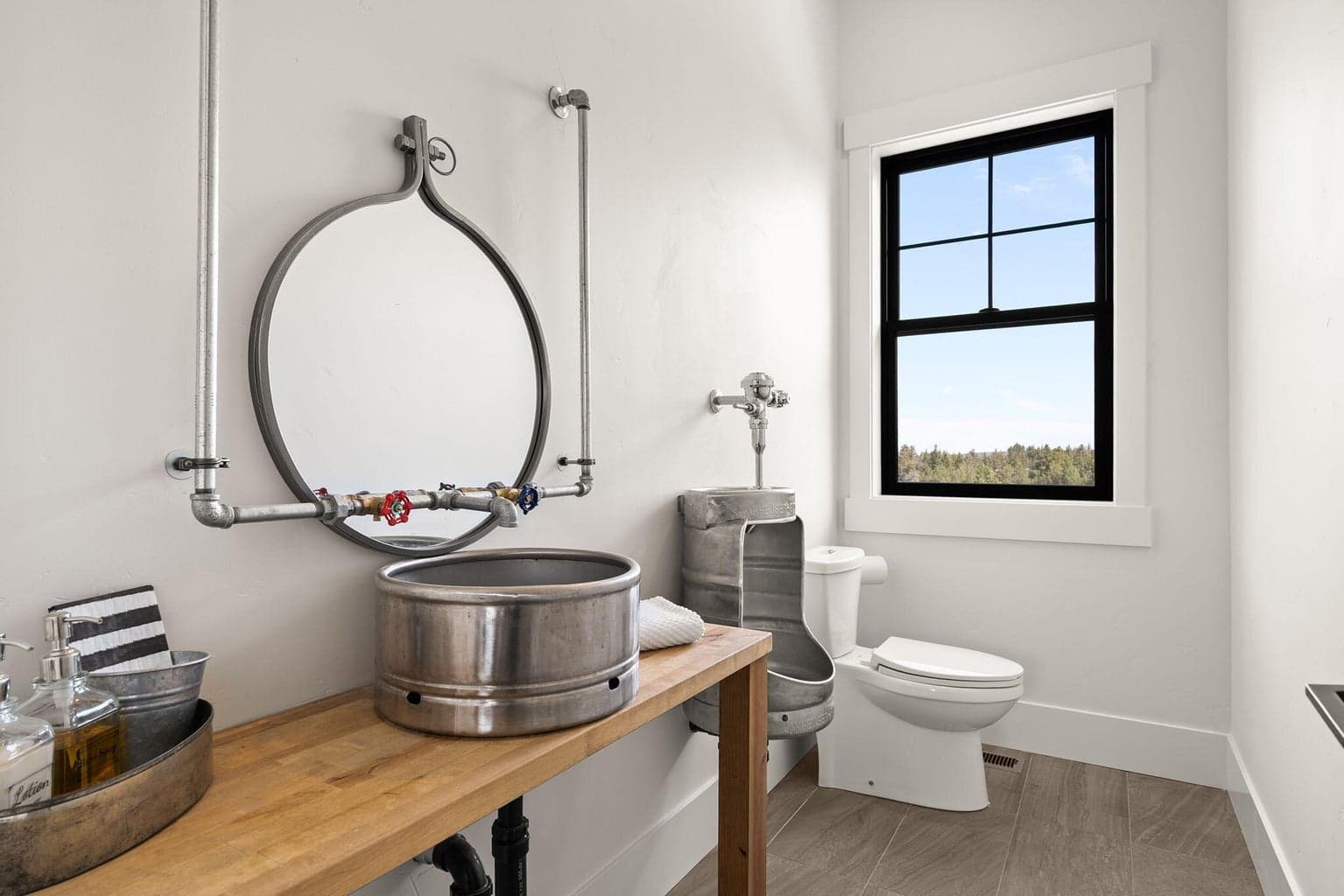 Half bathroom adjacent to bonus room