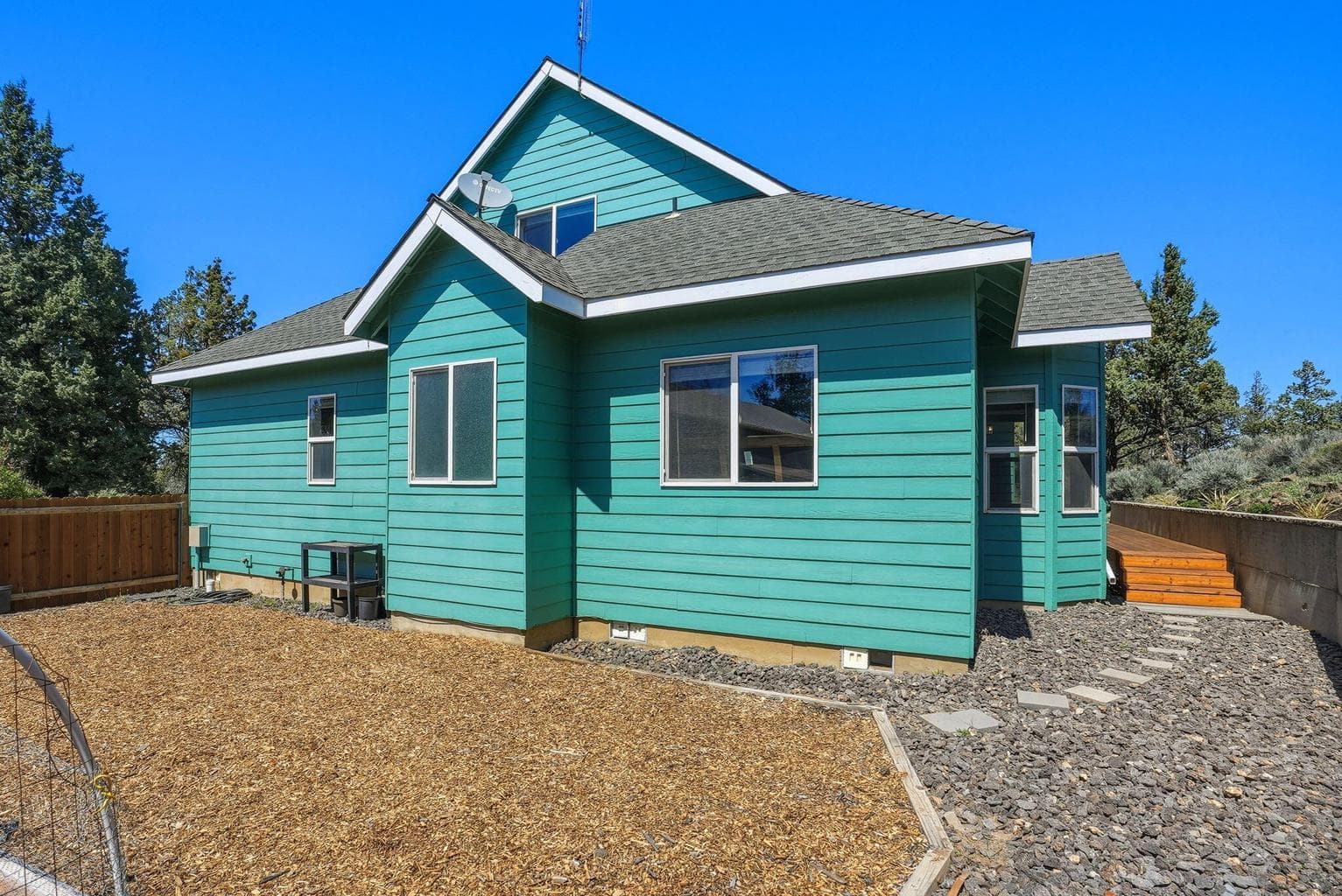 Side fenced yard