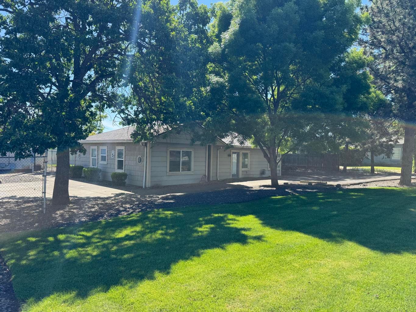 Photo of 150 Ross 1 of 12