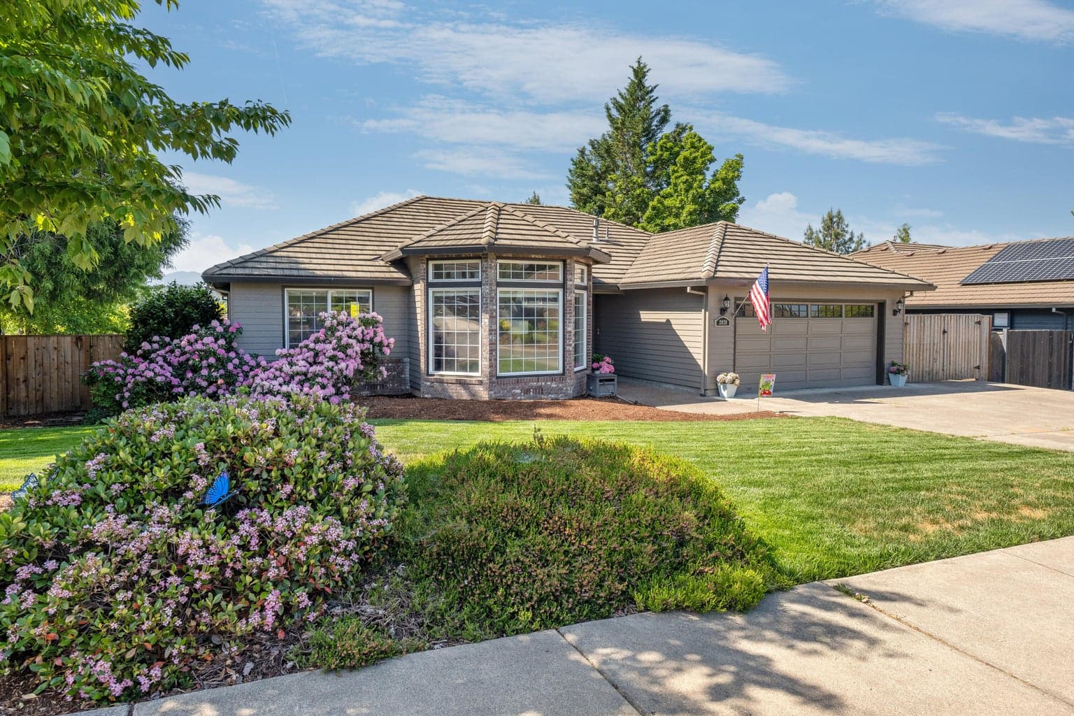 Beautiful E. Medford home situated in the Lone Pine School District!