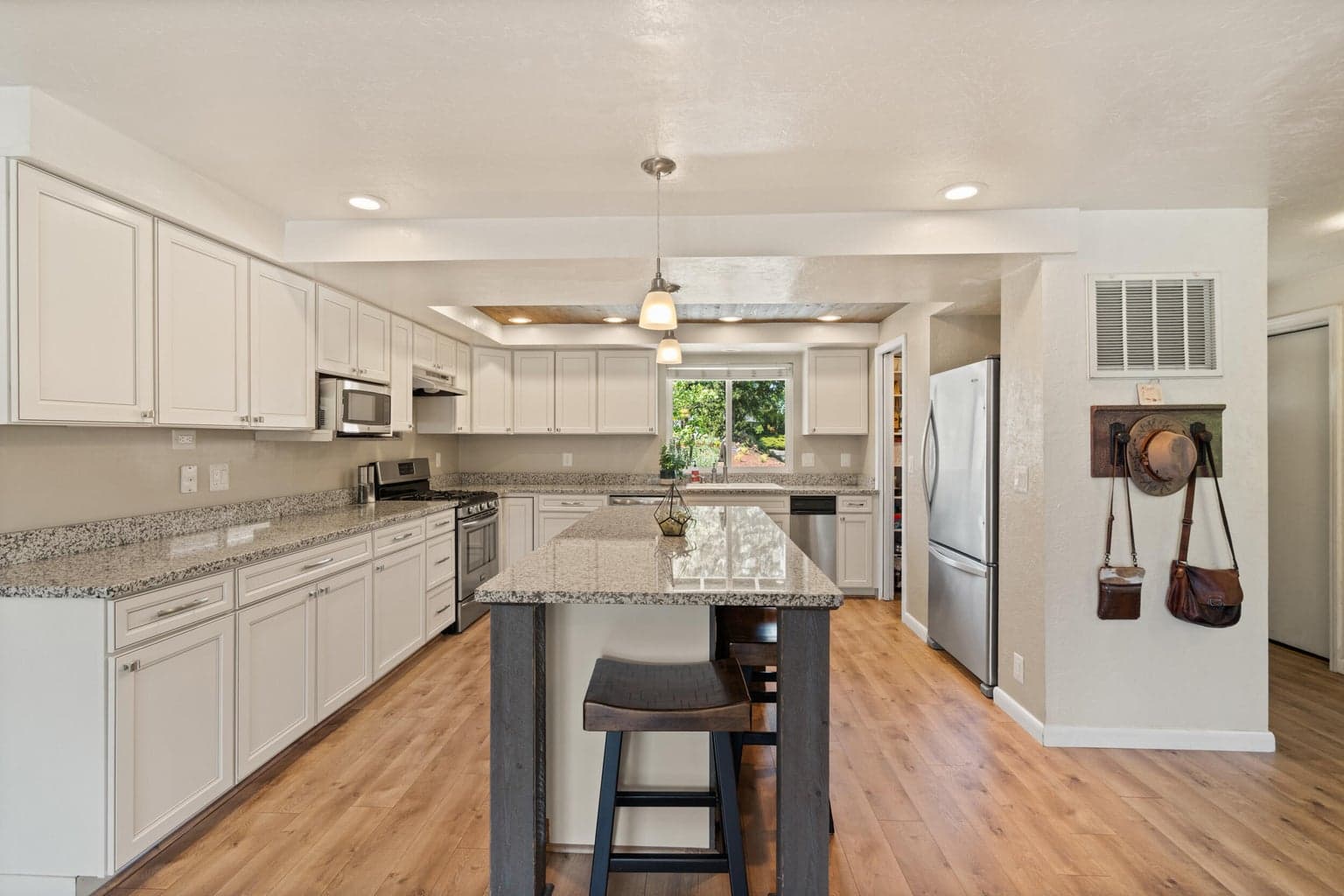 Photo of 2642 Hawaiian Avenue 6 of 57