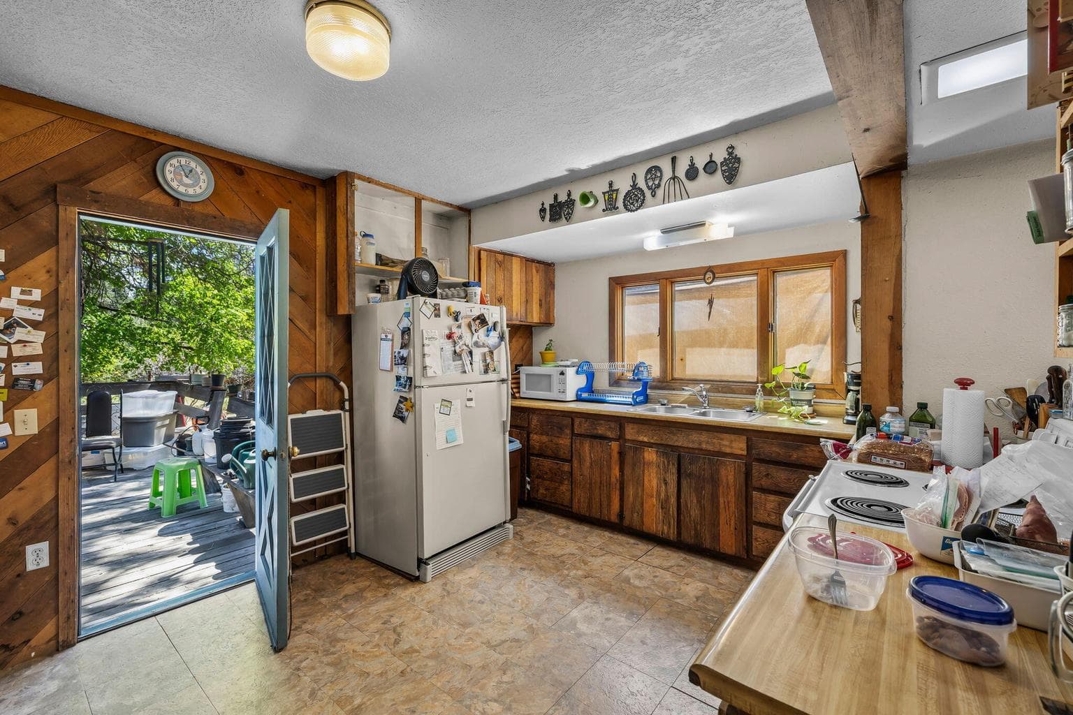 Door leads to the deck!