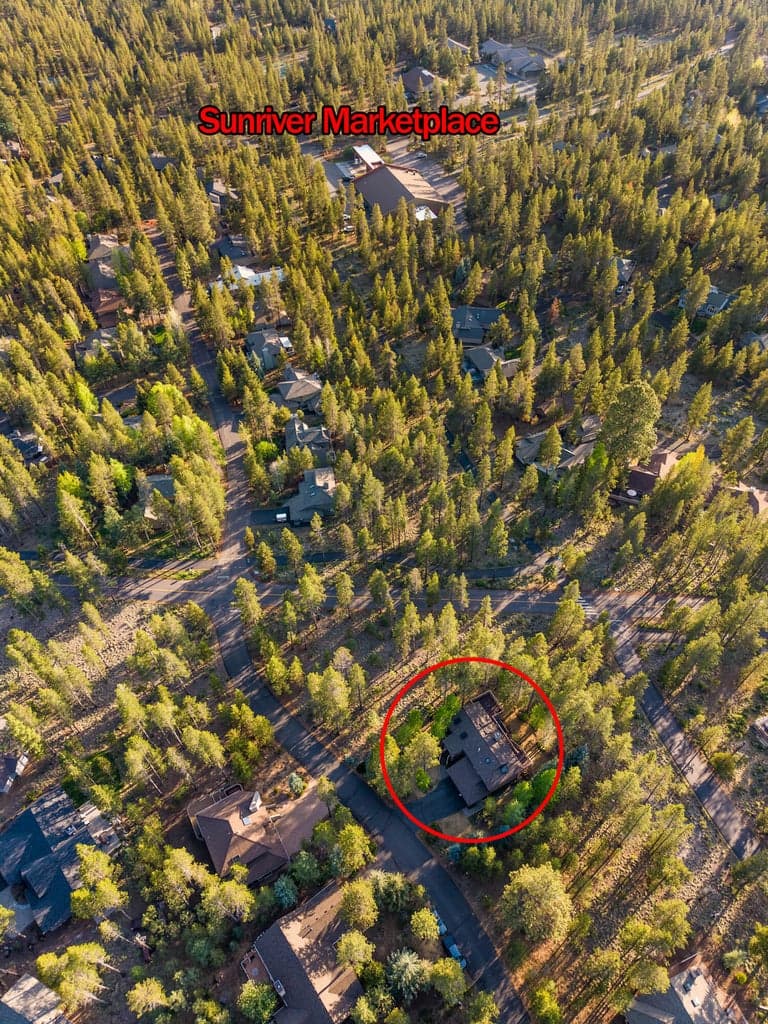 Convenient location on the quiet end of Sunriver, but near the North Store, Sunriver's ONLY fenced dog park, Owner's Storage, Woodland golf, the trails, tennis, North Pool for owners