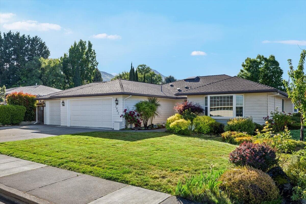 Photo of 2962 Leonard 2 of 29