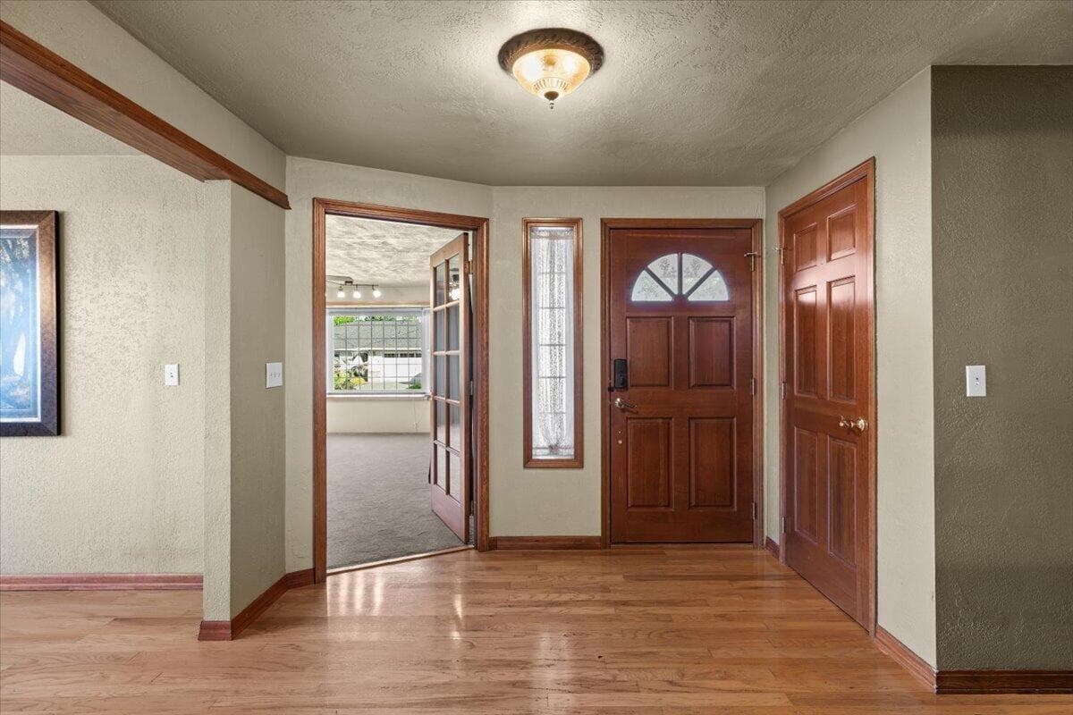 Photo of 2962 Leonard 5 of 29