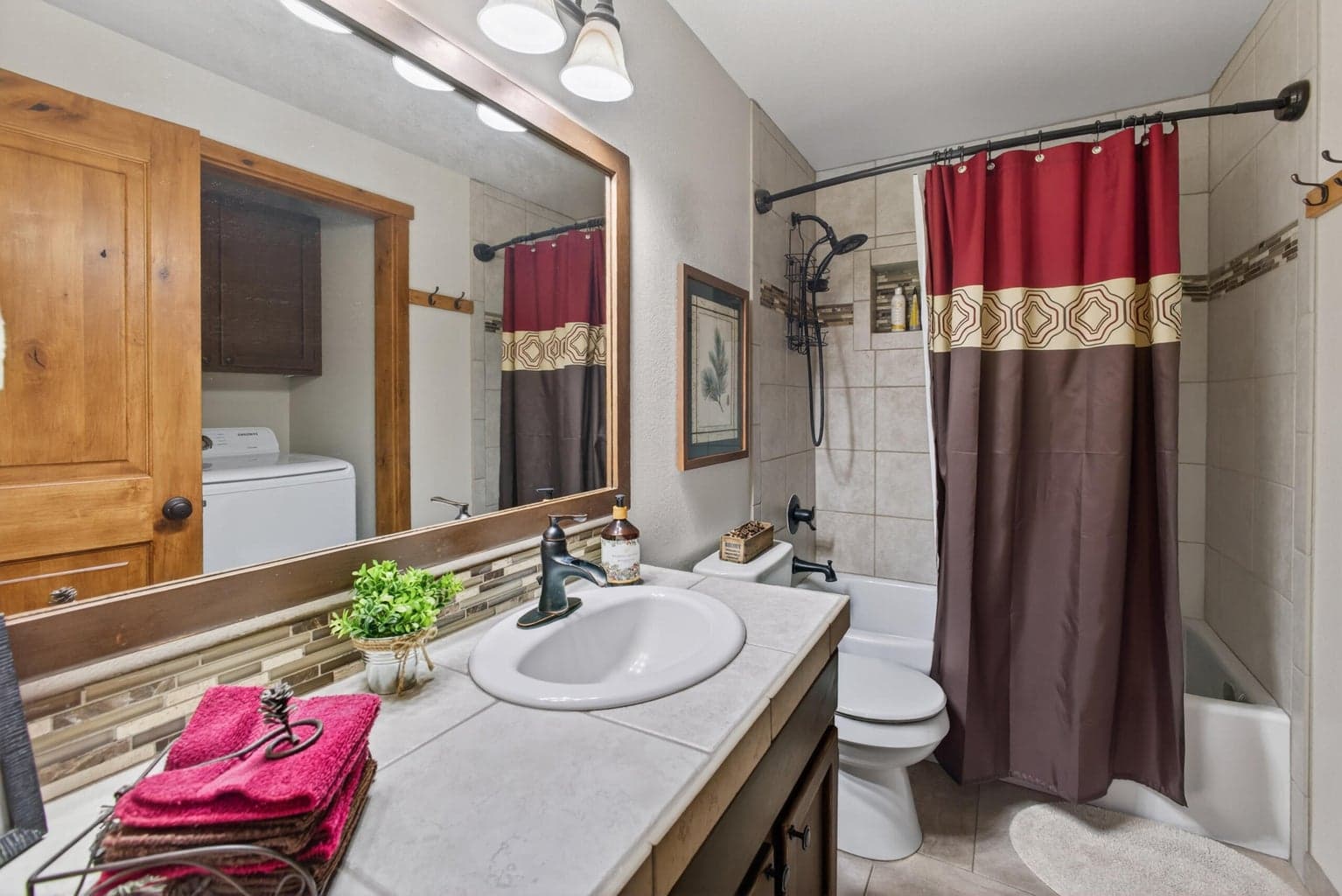 Downstairs bathroom w/laundry