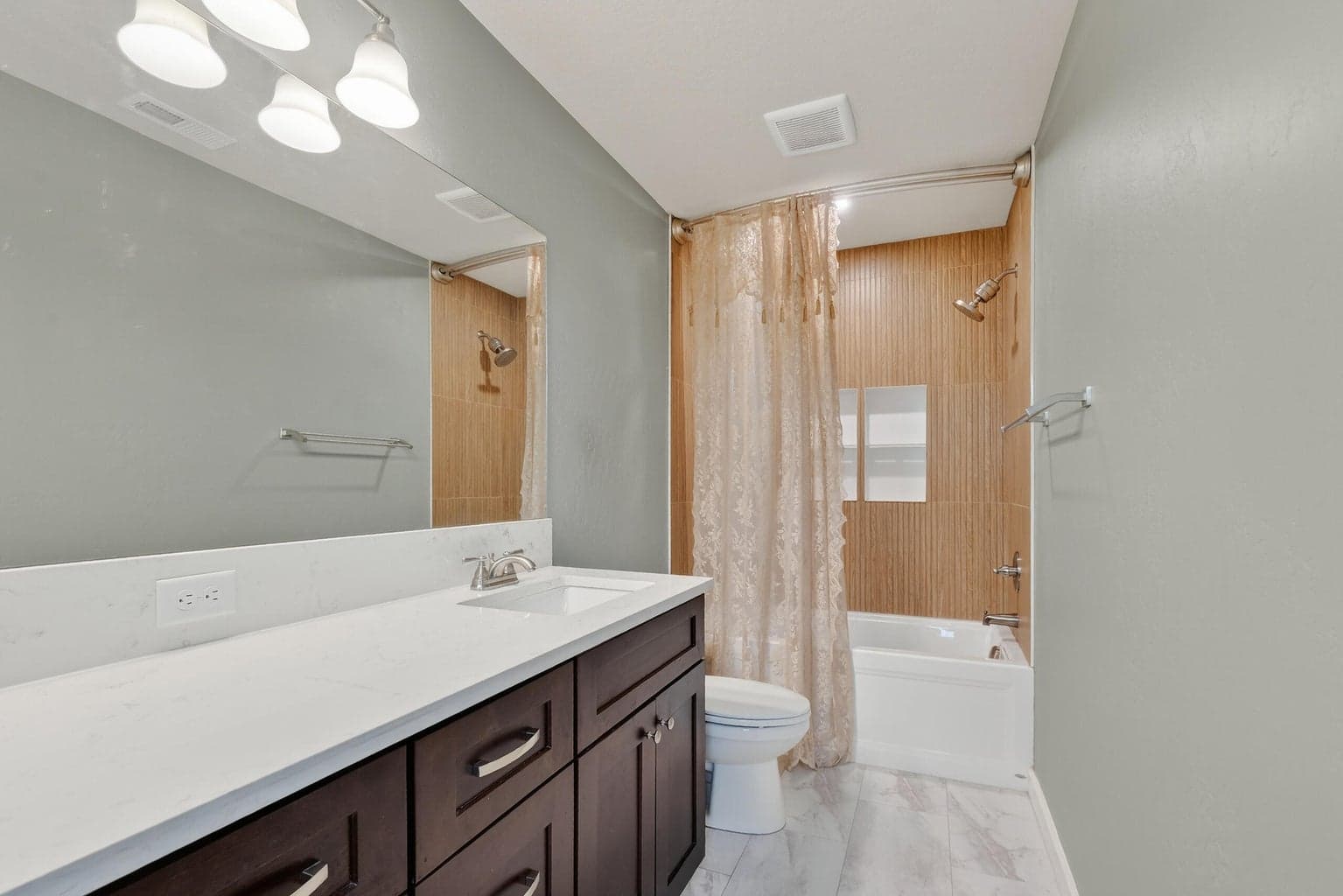 Photo of 728 NE Brookstone Drive 23 of 39