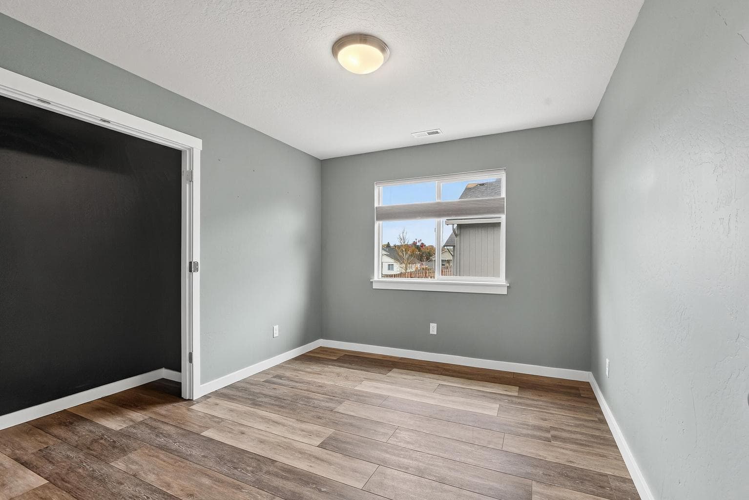 Photo of 728 NE Brookstone Drive 27 of 39