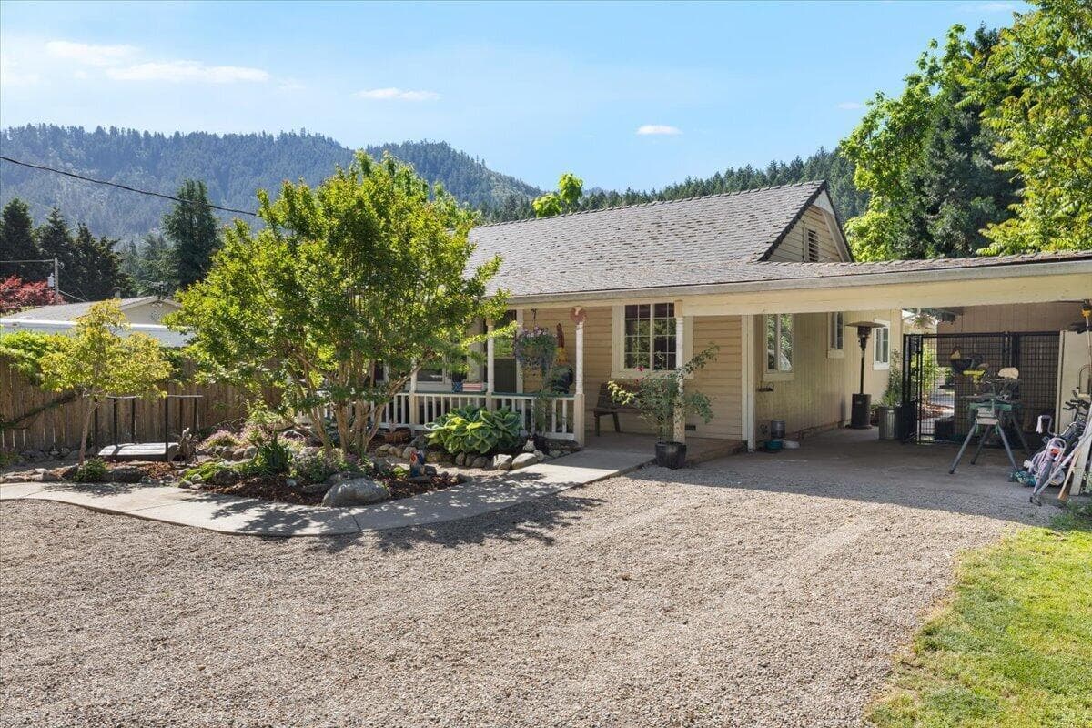 Photo of 6589 Rogue River 2 of 49
