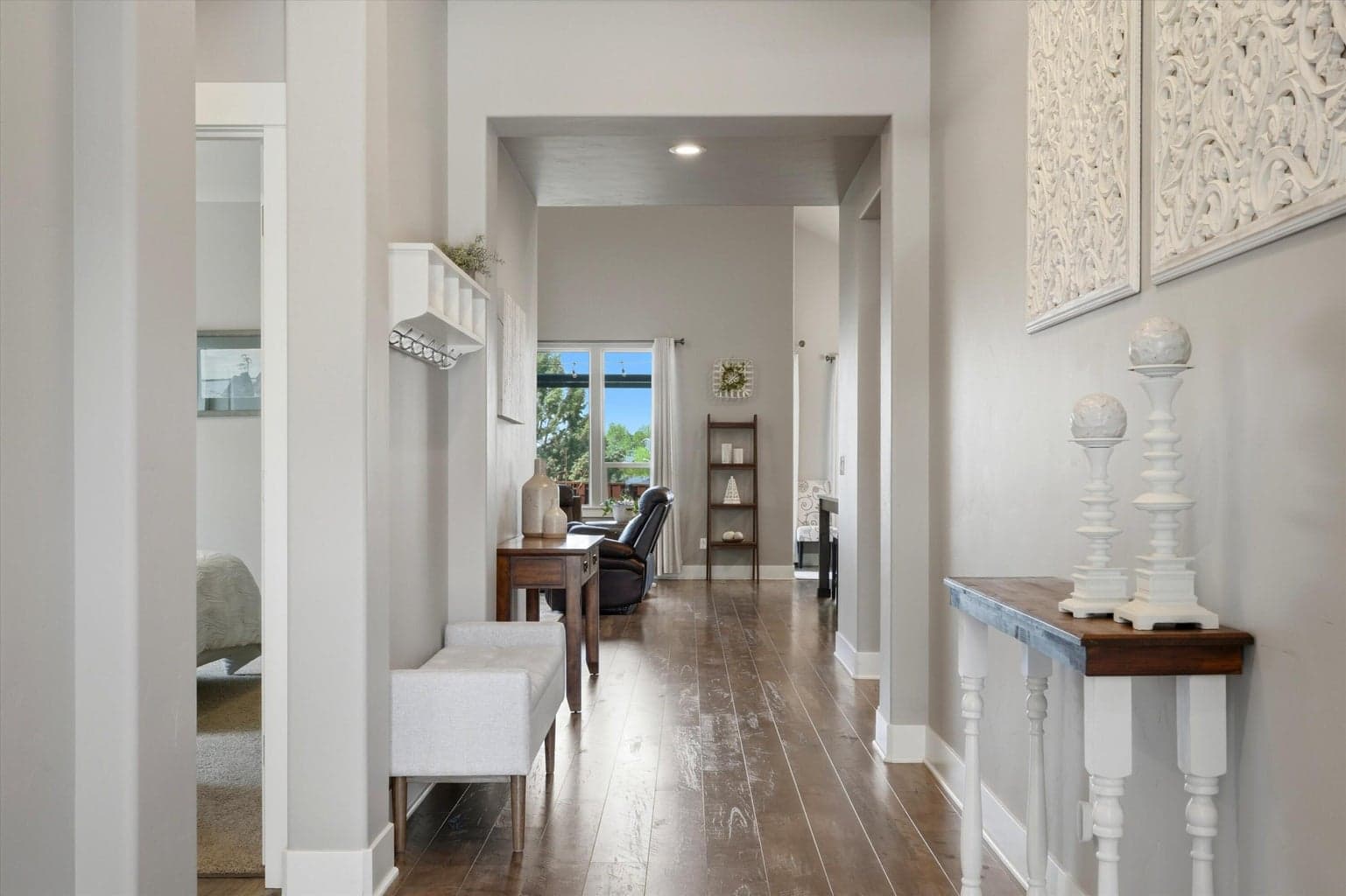 Entry hall (7 '3" wide)