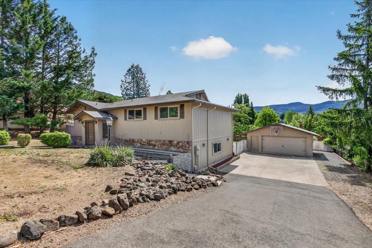 1568 Angelcrest