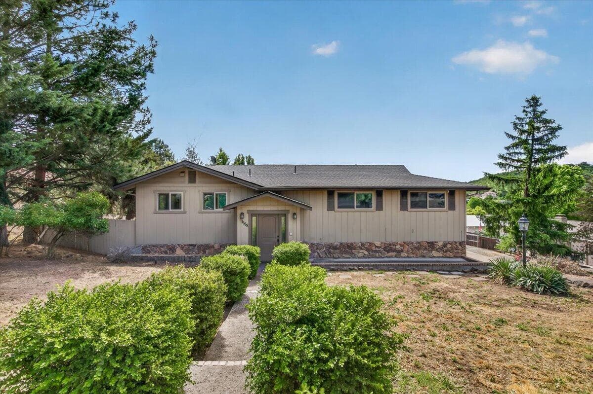 Photo of 1568 Angelcrest 2 of 40