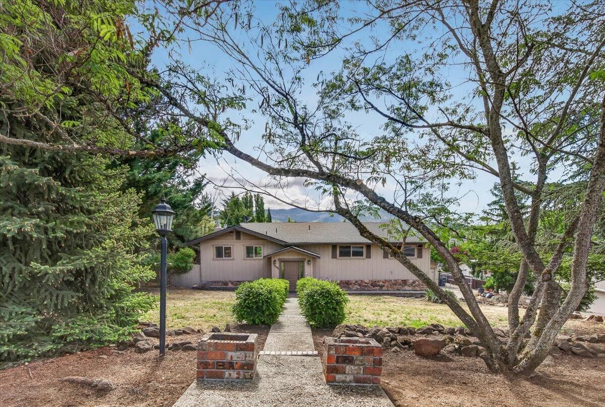 Photo of 1568 Angelcrest 5 of 40